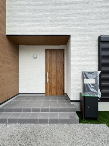 ONE HOUSE－ワンハウス－小倉南区朽網東2丁目【小倉南区　新築戸建て】の玄関|植栽もありお洒落な玄関に続くアプローチ♪　【小倉南区　新築戸建て】