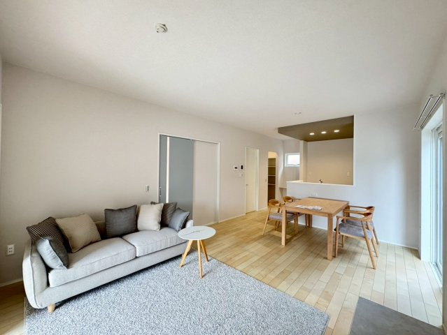 ONE HOUSE－ワンハウス－小倉南区朽網東2丁目【小倉南区　新築戸建て】の居間・リビング|リビングはシカモアの床材と相まって、ホテルの一室のような空間にコーディネート　【小倉南区　新築戸建て】