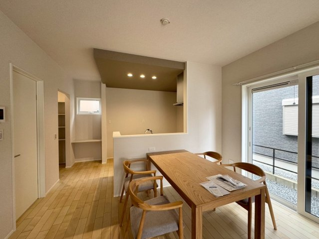 ONE HOUSE－ワンハウス－小倉南区朽網東2丁目【小倉南区　新築戸建て】のキッチン|下がり天井でおしゃれなキッチンです　【小倉南区　新築戸建て】