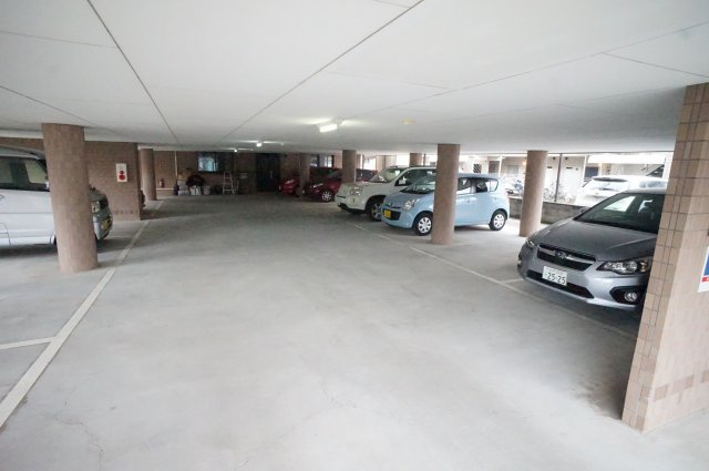千葉市花見川区幕張本郷６丁目の賃貸マンションの駐車場