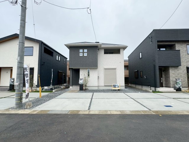 SUN COURTーサンコート－小倉南区朽網東2丁目【小倉南区　新築戸建て】の駐車場|優しい色合いの外観です♪駐車スペースは並列３台可能♪　【小倉南区　新築戸建て】