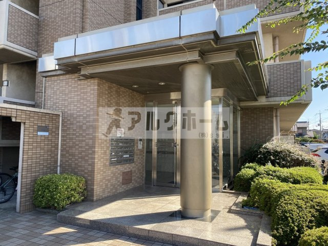 ロイヤルメゾン藤ヶ丘のエントランス