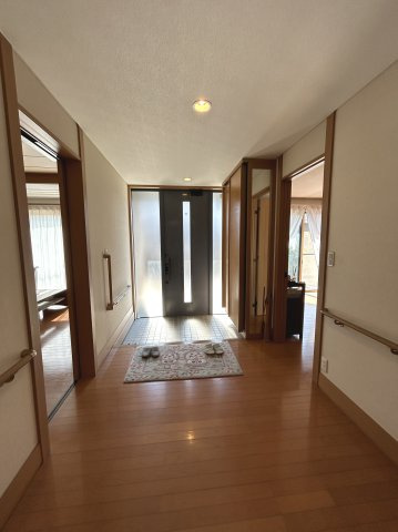 上柏田４丁目　ミサワホーム施工住宅の玄関|採光が大きく明るい玄関　並んで靴を履けるスペースがあります