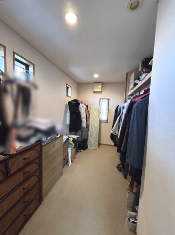 上柏田４丁目　ミサワホーム施工住宅の収納|約5帖のクローゼット　季節のお洋服もたくさん仕舞えます