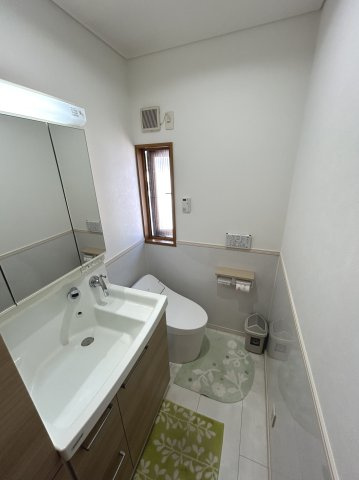 上柏田４丁目　ミサワホーム施工住宅のトイレ|2階トイレ　便利な洗面手洗いを設置しています