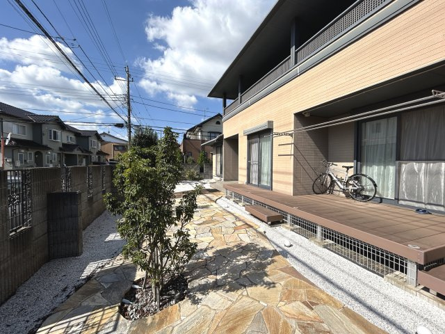上柏田４丁目　ミサワホーム施工住宅の庭|広いウッドデッキつきでお外でのんびりした時間が過ごせます