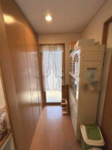 上柏田４丁目　ミサワホーム施工住宅の内装|キッチン背面には荷物を置いたり家事のスペースとして活躍するユーティリティスペースがあります