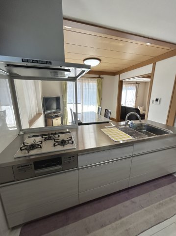 上柏田４丁目　ミサワホーム施工住宅のキッチン|同時調理可能な3口コンロ