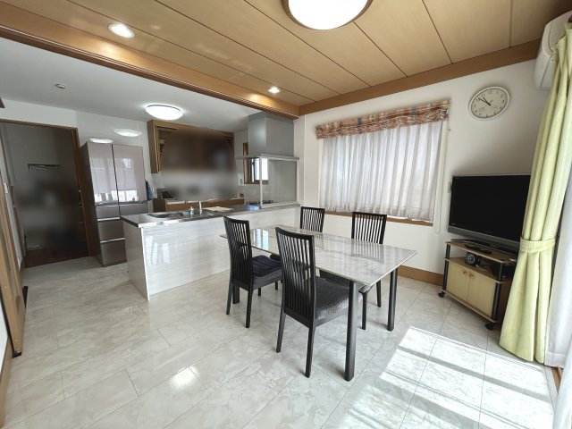 上柏田４丁目　ミサワホーム施工住宅の居間・リビング|陽当たり良好な南向きであたたかなリビング。折り上げ天井を採用し、開放的な室内です