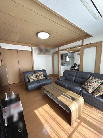 上柏田４丁目　ミサワホーム施工住宅の洋室|ＬＤＫ横の約10.8帖の洋間は、家族で団欒できるスペースとしてはもちろん、客間としても使い勝手の良い間取りです