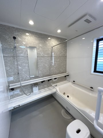 上柏田４丁目　ミサワホーム施工住宅の浴室|バスルーム全体リフォーム済み、引き戸を採用、洗い場もゆとりがあります。浴室物干し付きで衣類乾燥もできます