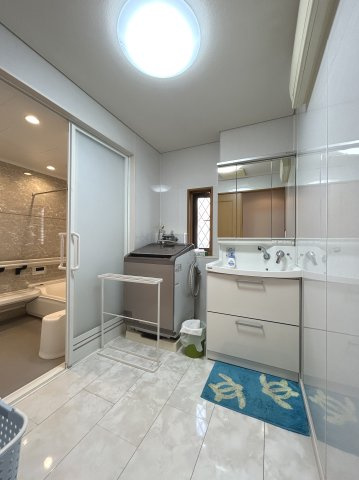 上柏田４丁目　ミサワホーム施工住宅の洗面所|洗面脱衣室　収納に優れた3面鏡付き洗面化粧台で、散らばりがちな小物類をまとめて収納できます