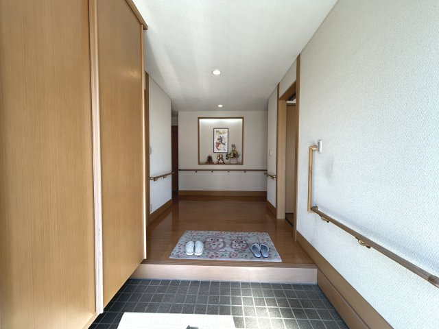 上柏田４丁目　ミサワホーム施工住宅の玄関|靴の脱ぎ履きをサポートする手すりが付いています。玄関収納は容量が大きくたくさん靴が収納できます