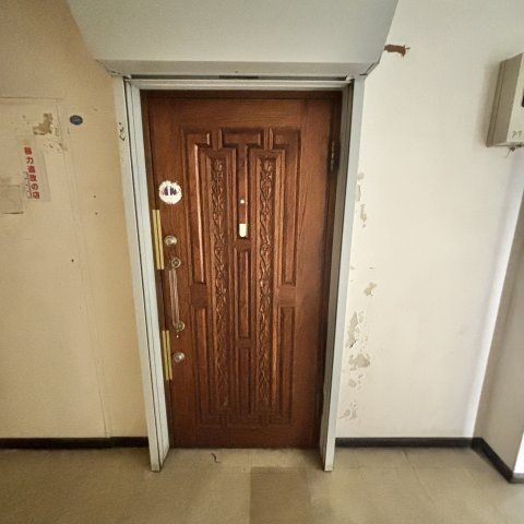 エスタビルの玄関