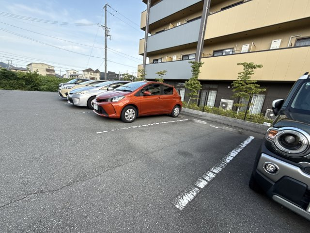 セジュール亀山　B棟の駐車場