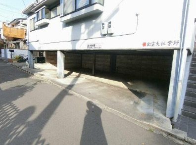 大徳寺隣の一棟貸しの駐車場