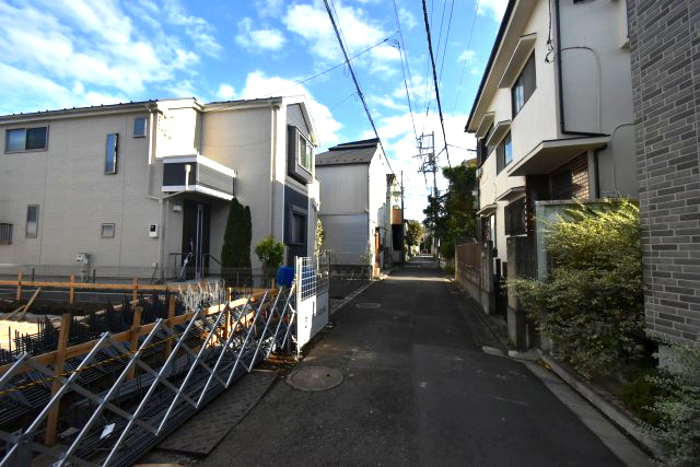 和泉1丁目・新築戸建の前面道路含む現地写真