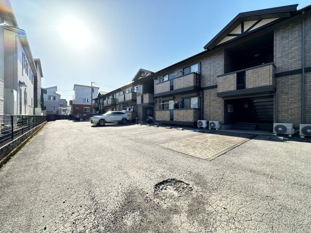 ソシアドミール B棟の駐車場