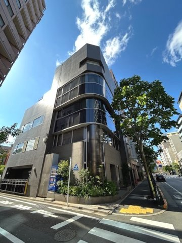 スタッフハウスビルの外観