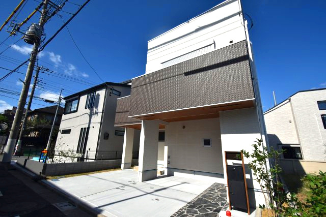 西荻北1丁目・新築戸建・13,800万円の前面道路含む現地写真