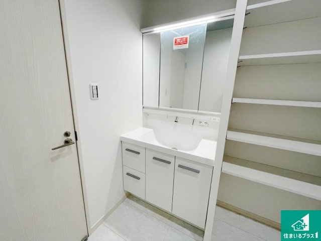 桜井市芝　新築一戸建ての独立洗面台|清潔感のある洗面台です。フラットな鏡は掃除がしやすく毎日清潔！ホースは引き出して使えるので洗顔やお掃除の際に便利です！