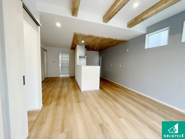 桜井市芝　新築一戸建ての居間・リビング|日当たり良好の明るいリビングで朝の目覚めもスッキリできそう！対面キッチンでご家族のコミュニケーションも自然と増える設計！小さなお子様が遊ぶスペースを作っても広々とくつろげるLDK！