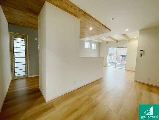 桜井市芝　新築一戸建ての居間・リビング|シンプルなリビングは、観葉植物等のインテリアを楽しめますね！パパ好みにも、ママ好みにも家具次第で雰囲気を変えることができます！