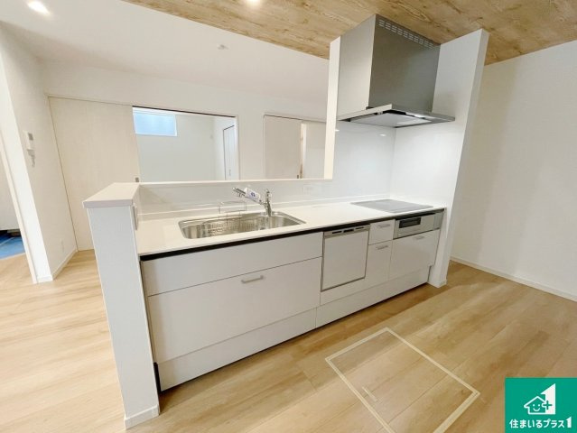 桜井市芝　新築一戸建てのキッチン|リビングと統一感があり、使い勝手のいいキッチン。広々としているので、二人並んで作業が出来ちゃいます。お子様と一緒に色々なお料理に挑戦できるスペースがあります。