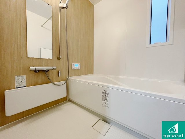 桜井市芝　新築一戸建ての浴室|足をゆったり伸ばして寛げる浴槽です。窓が設けられていますので差し込む光が明るく穏やかな雰囲気にしてくれます♪浴室乾燥機も設置しているので、雨の日の洗濯物も安心です♪