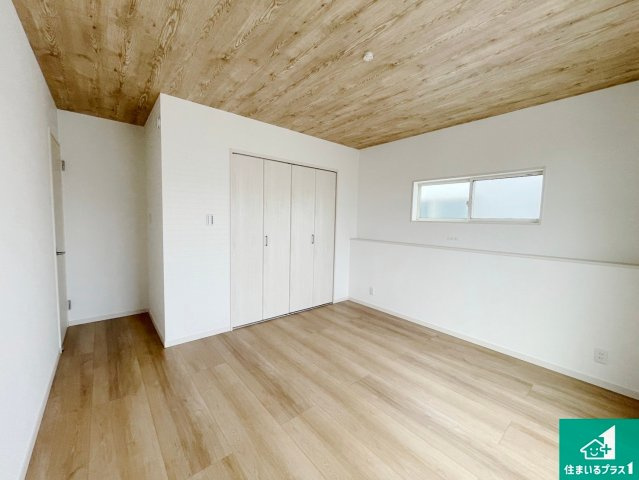 桜井市芝　新築一戸建ての洋室|シンプルな洋室は、自分好みのインテリアが楽しめます♪ご家族とインテリアや家具を選びに行くのは新築購入時の醍醐味の一つです。ぜひお楽しみください♪