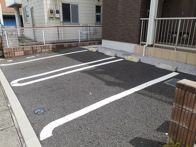 フロース・ケラシーの駐車場