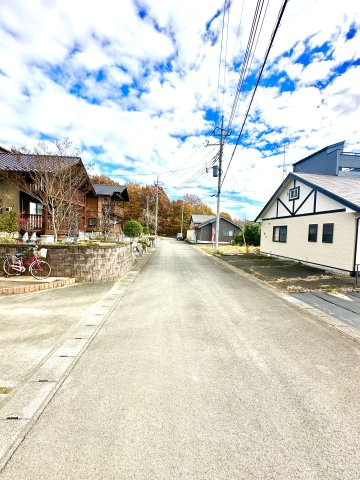 前橋市鼻毛石町中古住宅の前面道路含む現地写真|前面道路6ｍで駐車も楽々♪