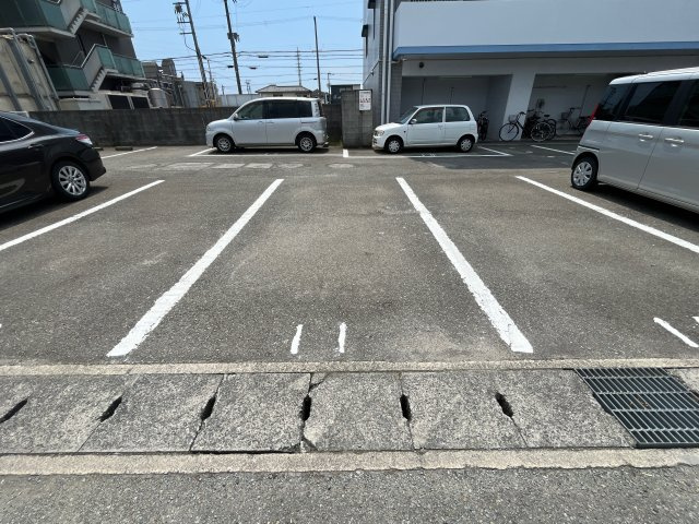 アジュール飾磨の駐車場