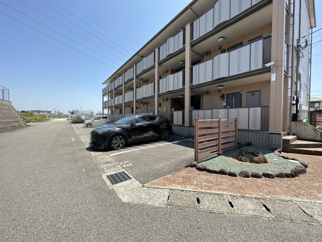 ビレッジ北久保 C棟の駐車場