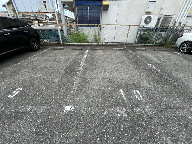 ホワイトタウンの駐車場