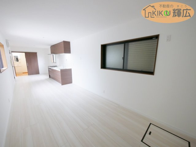 【居間・リビング】 | 明石市大久保町八木　倉庫付戸建 | 清潔感溢れるリビングです。