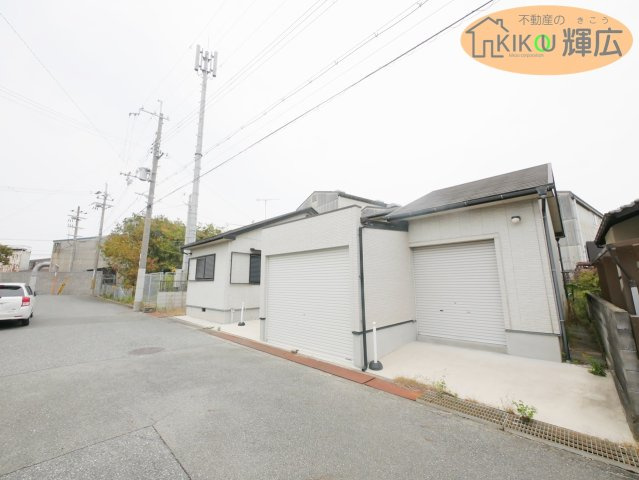 明石市大久保町八木　倉庫付戸建の外観|シャッター付きですので趣味の部屋にも使用可能です。
