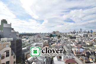 【展望】 | 眼前に広がる空の雄大さと、このお部屋の自慢の一つである「眺望」をご覧ください。毎日、この景色を独り占めできる新生活に夢が広がります。～即日のご見学可能～　お問合せはお気軽にどうぞ。