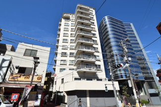 【外観】 | 青空によく映える建物です。手入れの行き届いた外壁やマンション正面エントランスなど、綺麗な姿をぜひ一度、現地にてご覧ください。～即日のご見学可能～　お問合せはお気軽にどうぞ。
