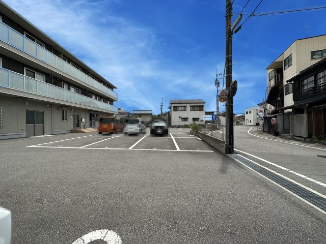 ホームインプラスの駐車場