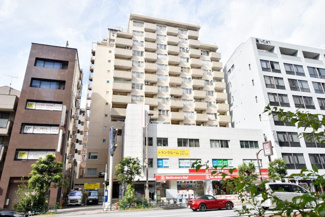 【外観】 | 手入れの行き届いた外壁やエントランスなど、「見ればわかる」レベルで清潔感を保ったマンションです。築年数を感じさせない姿で皆様をお出迎えします。～即日のご見学可能～　お問合せはお気軽にどうぞ。