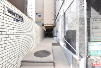 【エントランス】 | お客様を、そして住人を出迎えてくれるマンションのエントランス。ゴミが落ちていないことからも、管理状態の良さや住民の節度の高さが見て取れます。～即日のご見学可能～　お問合せはお気軽にどうぞ。