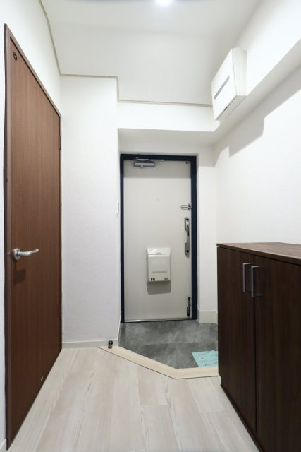 秀和目黒駅前レジデンスの玄関