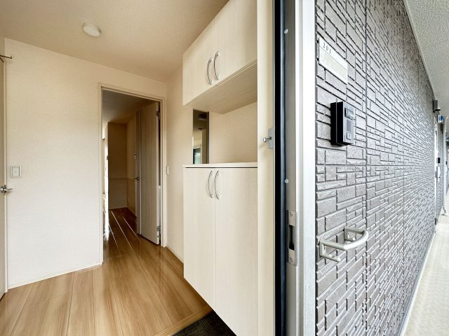 ホームインプラスの玄関