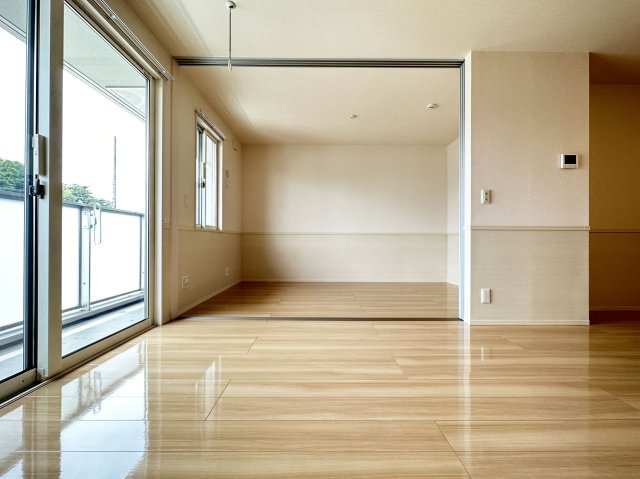 ホームインプラスの居間・リビング