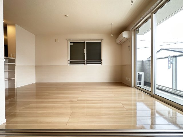 ホームインプラスの居間・リビング