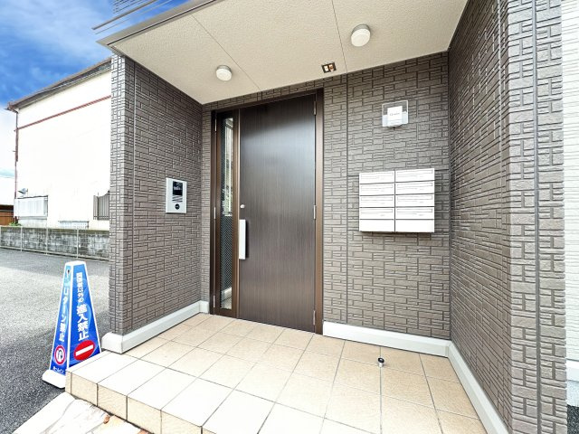 ホームインプラスのエントランス