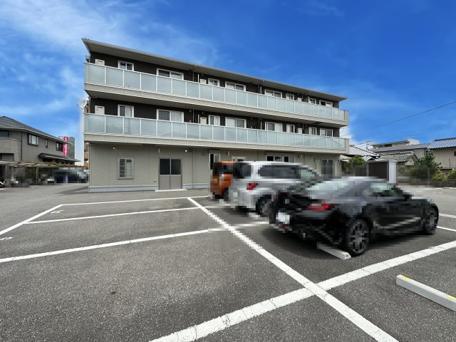 ホームインプラスの駐車場