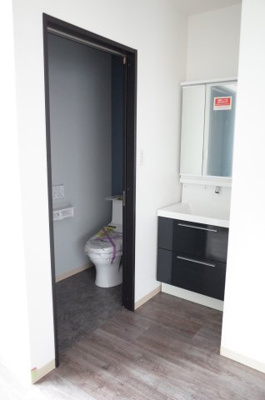 【洗面所】 | 生実町貸事務所 | お隣同士でお部屋の隅に。