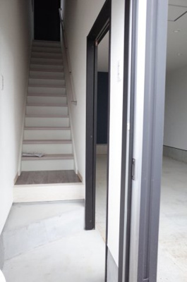 【玄関】 | 生実町貸事務所 | 1階ガレージ、2階事務所。